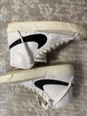 Nike White and Black Blazers 6.5